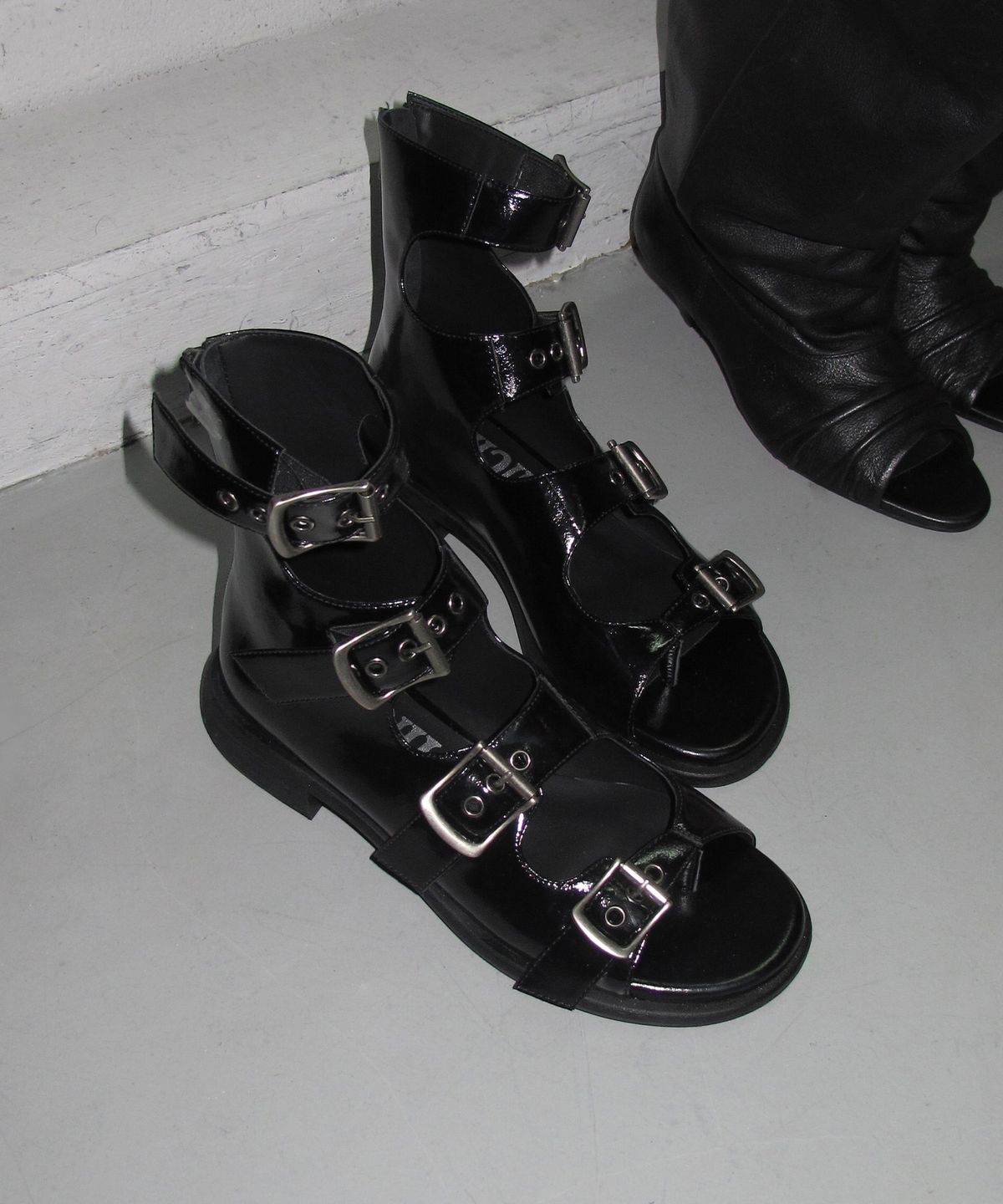 이크닉(IHCNIK) 104 west buckle sandals