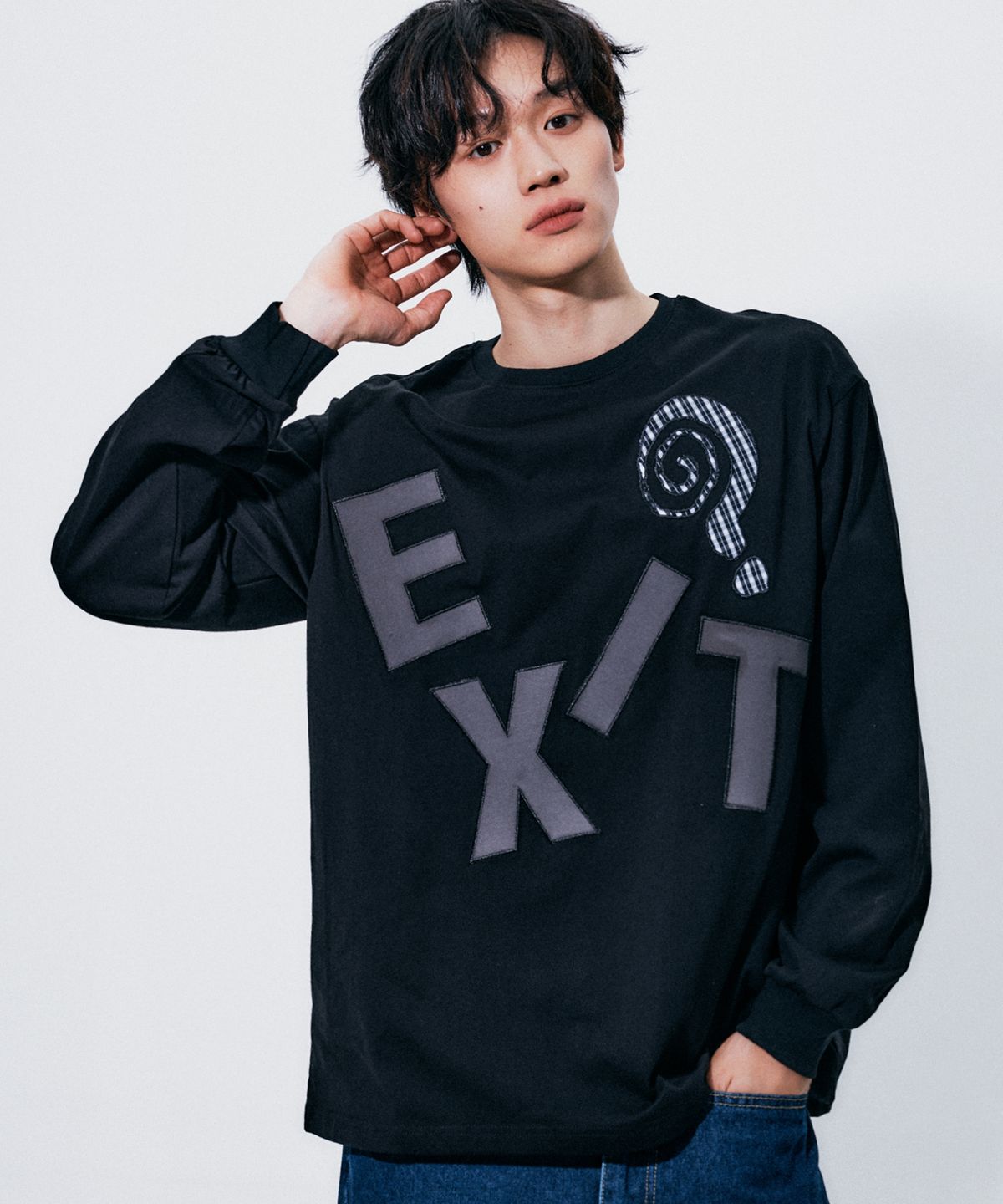 썸플레이스 맨(SOMEPLACE MAN) EXIT 그래픽 아플리케 오버핏 소프트 롱슬리브 긴팔 티셔츠 [블랙]