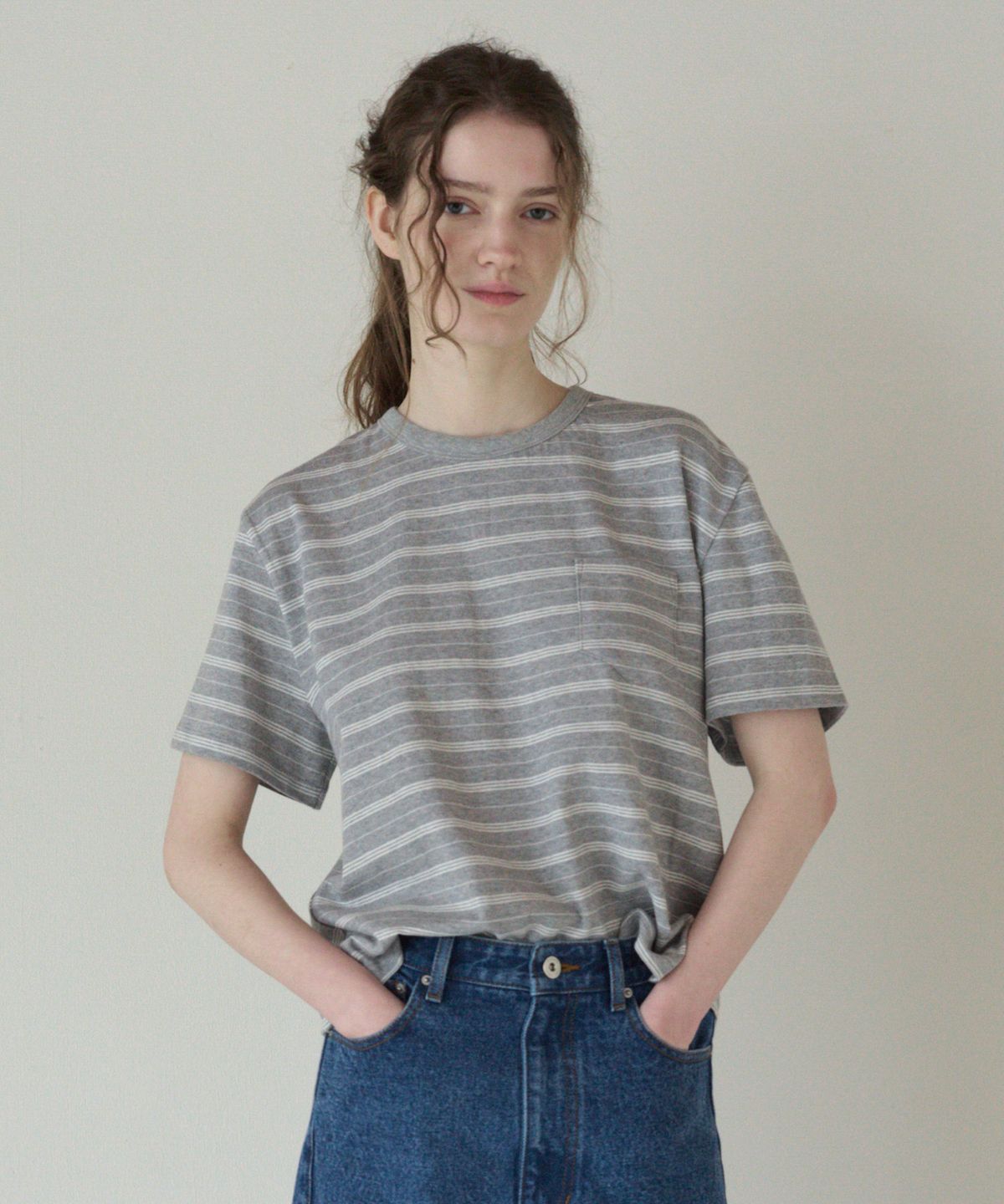 튜드먼트(TTUDEMENT) 50s EMBROIDERED STRIPED SEMI OVER FIT T-SHIRT_MELANGE GREY
