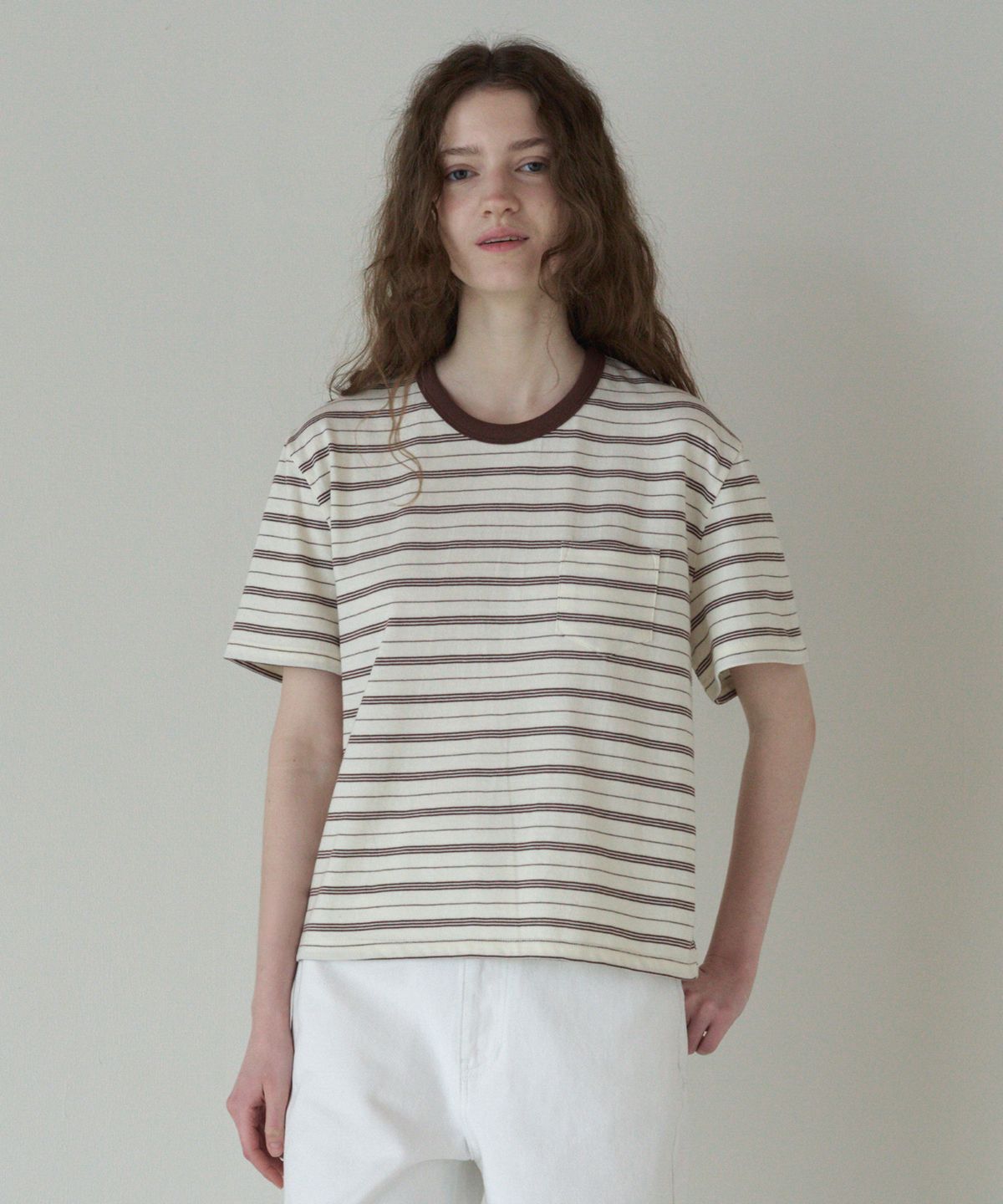 튜드먼트(TTUDEMENT) 50s EMBROIDERED STRIPED SEMI OVER FIT T-SHIRT_BROWN