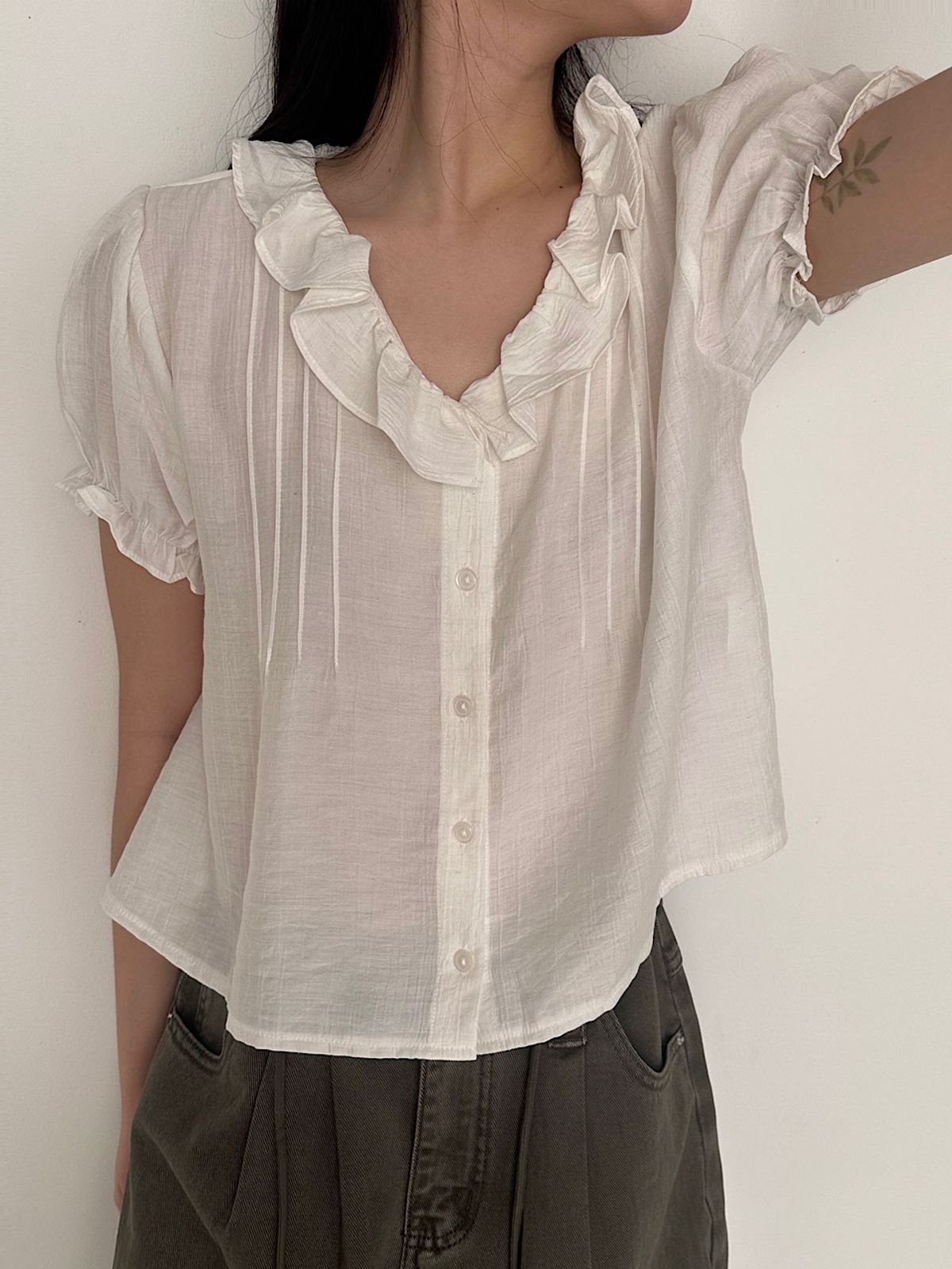 아포엠(APOEM) Frill Collar Blouse - 2colors