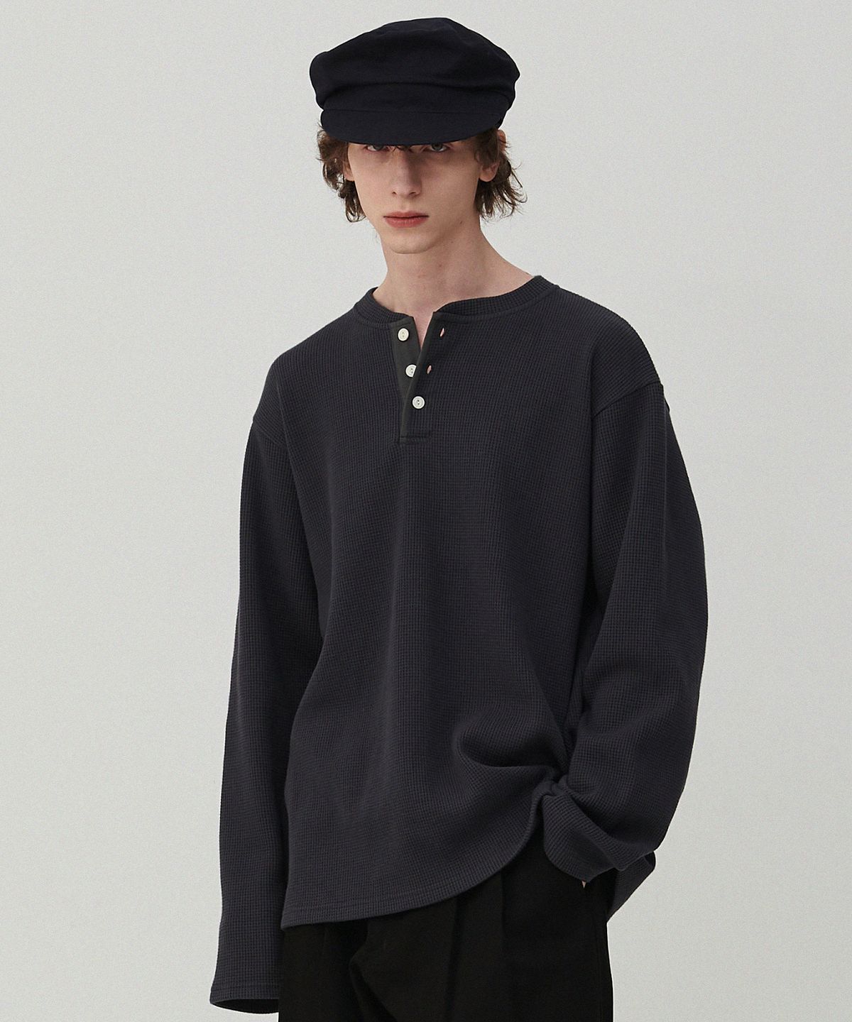 비욘드클로젯(BEYOND CLOSET) [COLLECTION LINE] 헤비 웨이트 와플 헨리넥 티셔츠 차콜 그레이