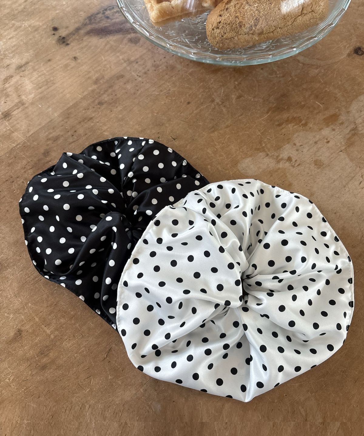 딜라이디(DELIDI) Dot big scrunch (2color)