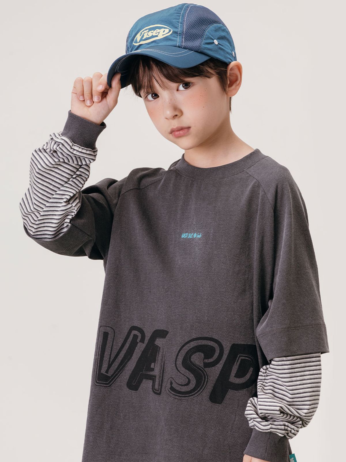 비아셉템버(VIASEPTEMBER) 제퍼 레이어드 티셔츠 차콜그레이