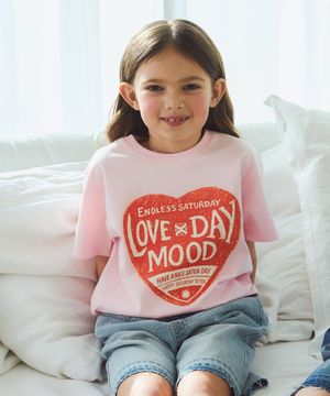 (K) 크레용 세터데이 레트로 무드 그래픽 반팔 티셔츠 핑크