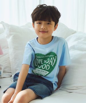 (K) 크레용 세터데이 레트로 무드 그래픽 반팔 티셔츠 스카이 블루