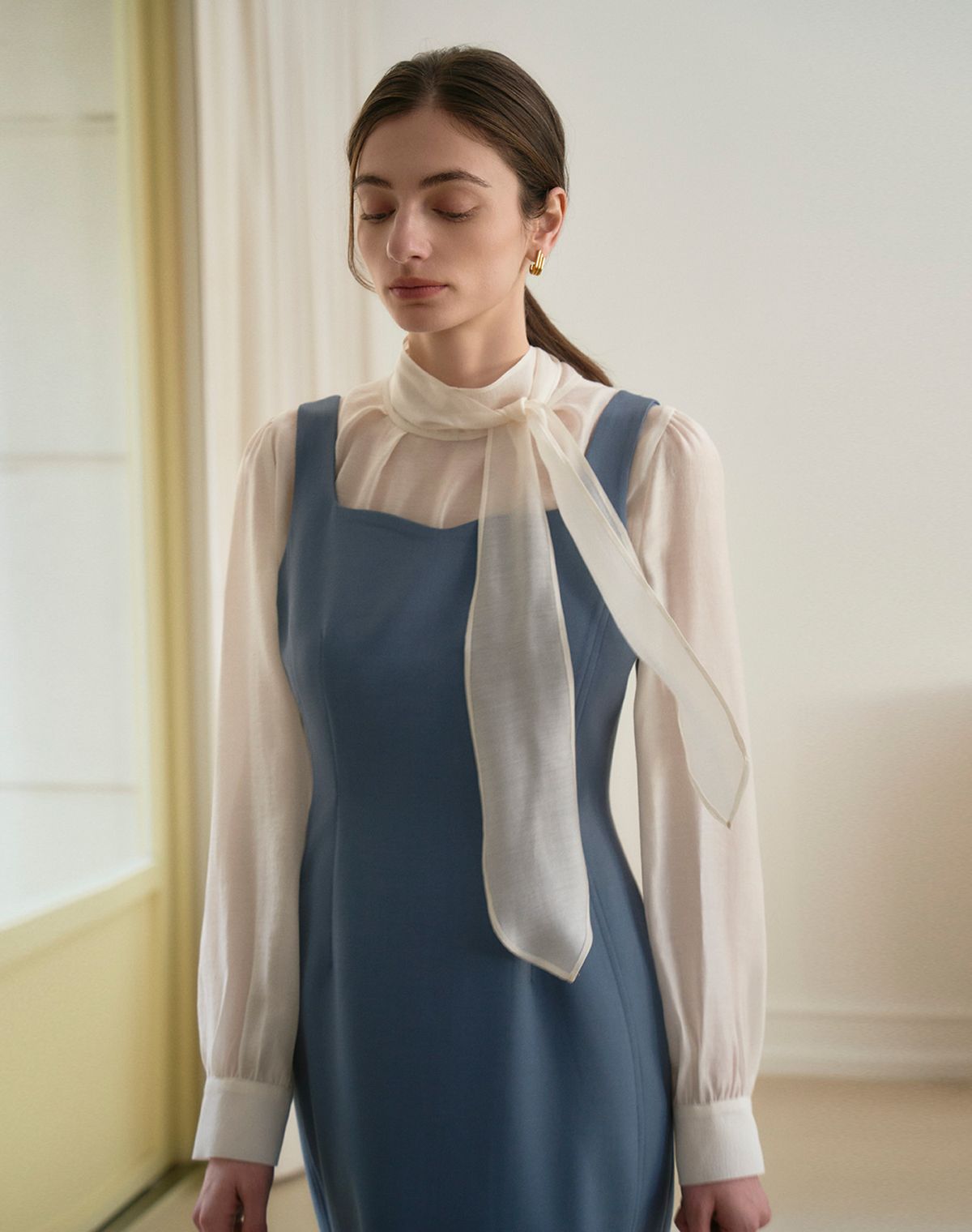 지에마르(GIEMAR) HALF NECK TIE BLOUSE IVORY 하프 넥 타이 블라우스 아이보리