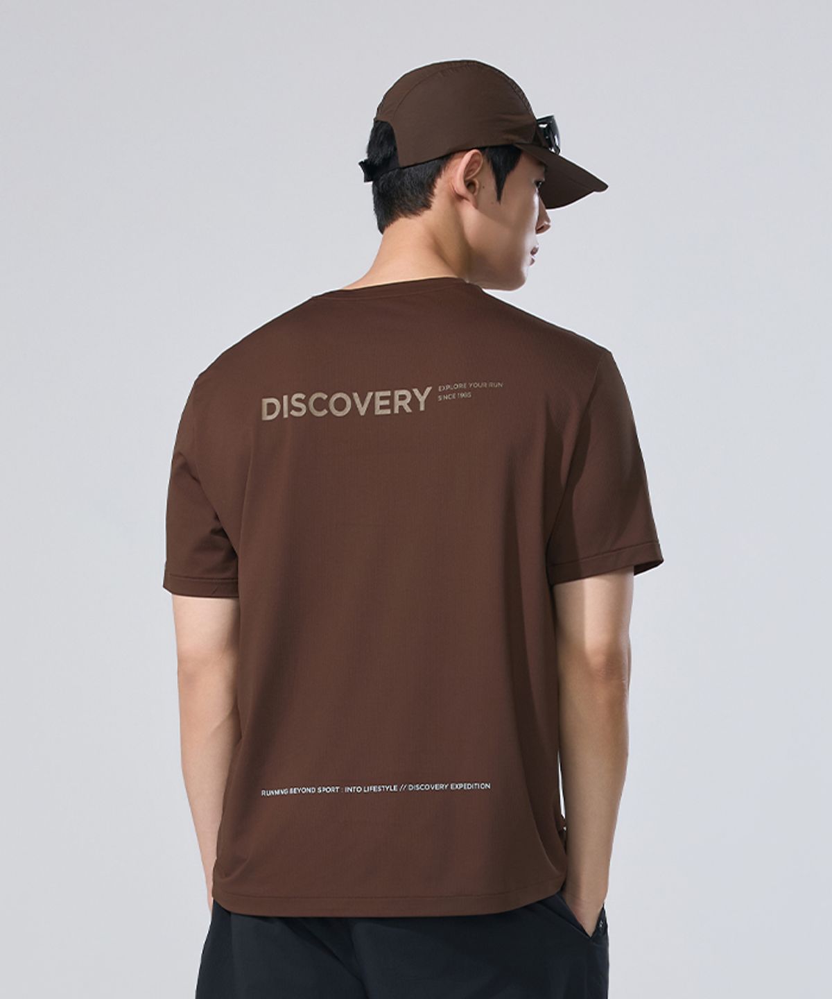 디스커버리 익스페디션(DISCOVERY EXPEDITION) 남성 로고포인트 러닝 티셔츠 (Brown)