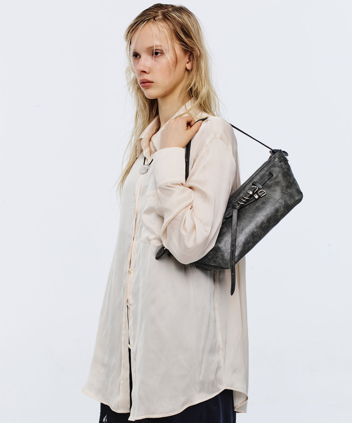 마지셔우드(MARGESHERWOOD) GRANDMA USED SLING BAG_white+grey two-tone cracked