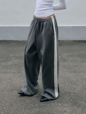 BENI STRIPE SWEAT PANTS_GRAY