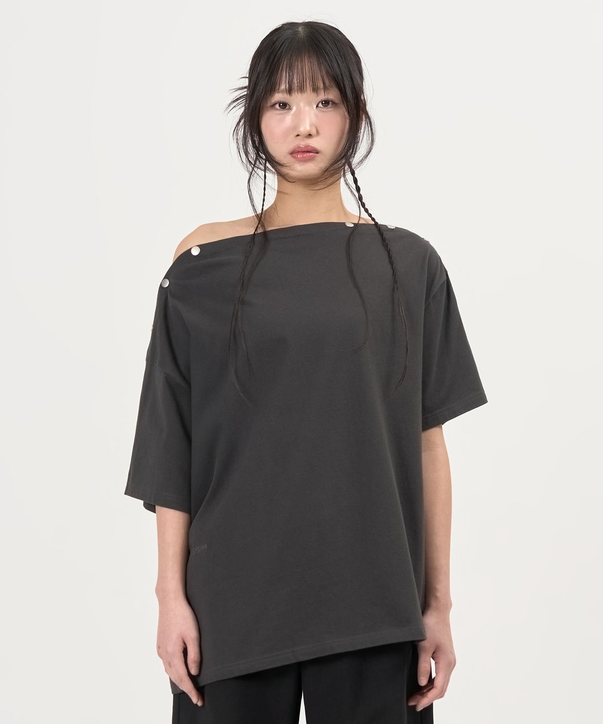 페플리(PEPLEE) Snap One-Shoulder Tee (Charcoal)