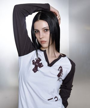 엔틱 크로스 포니 나그랑 배색 브이넥 긴팔 티