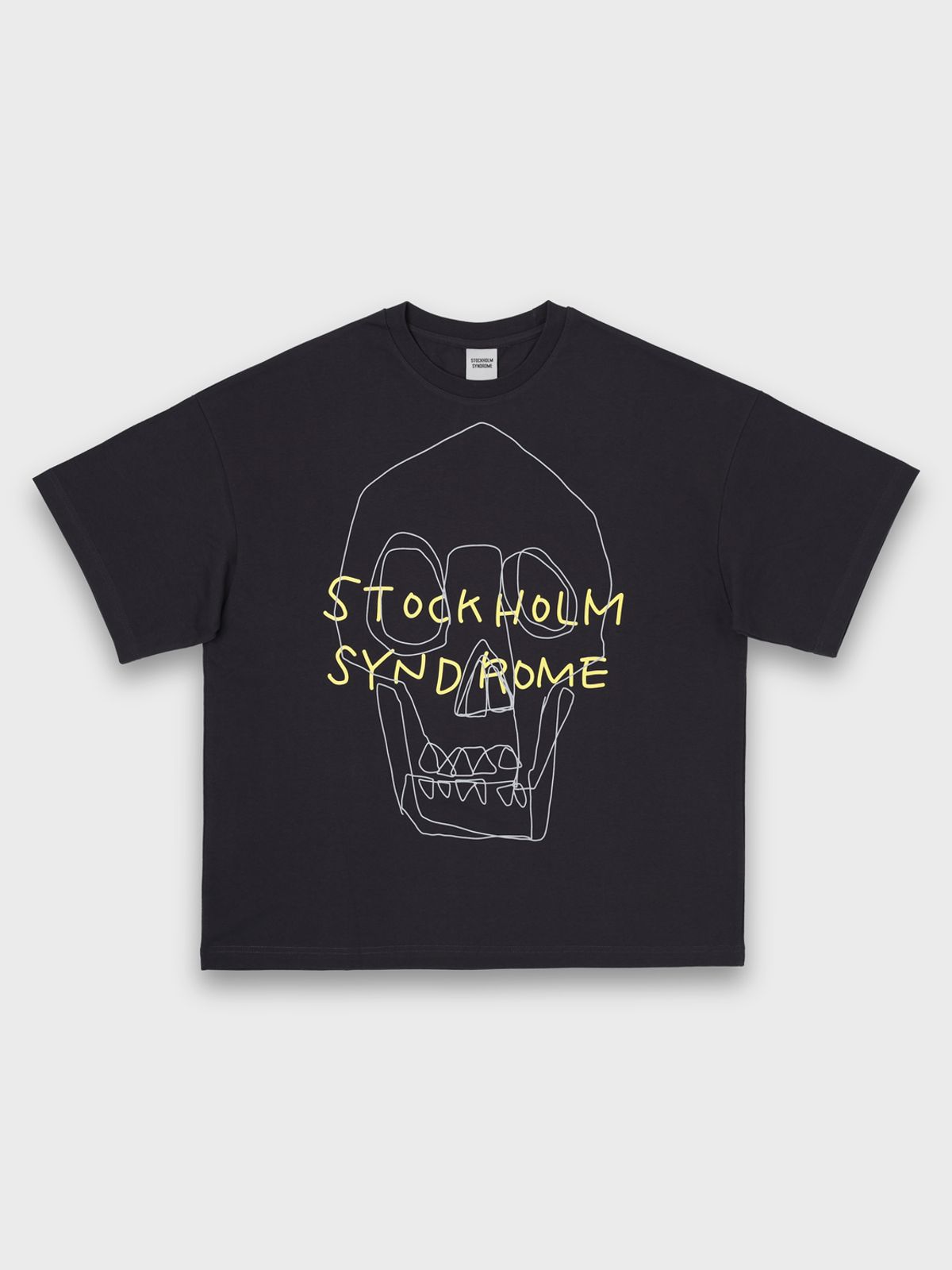 스톡홀름 신드롬(STOCKHOLM SYNDROME) 라인 스컬 티 - 차콜
