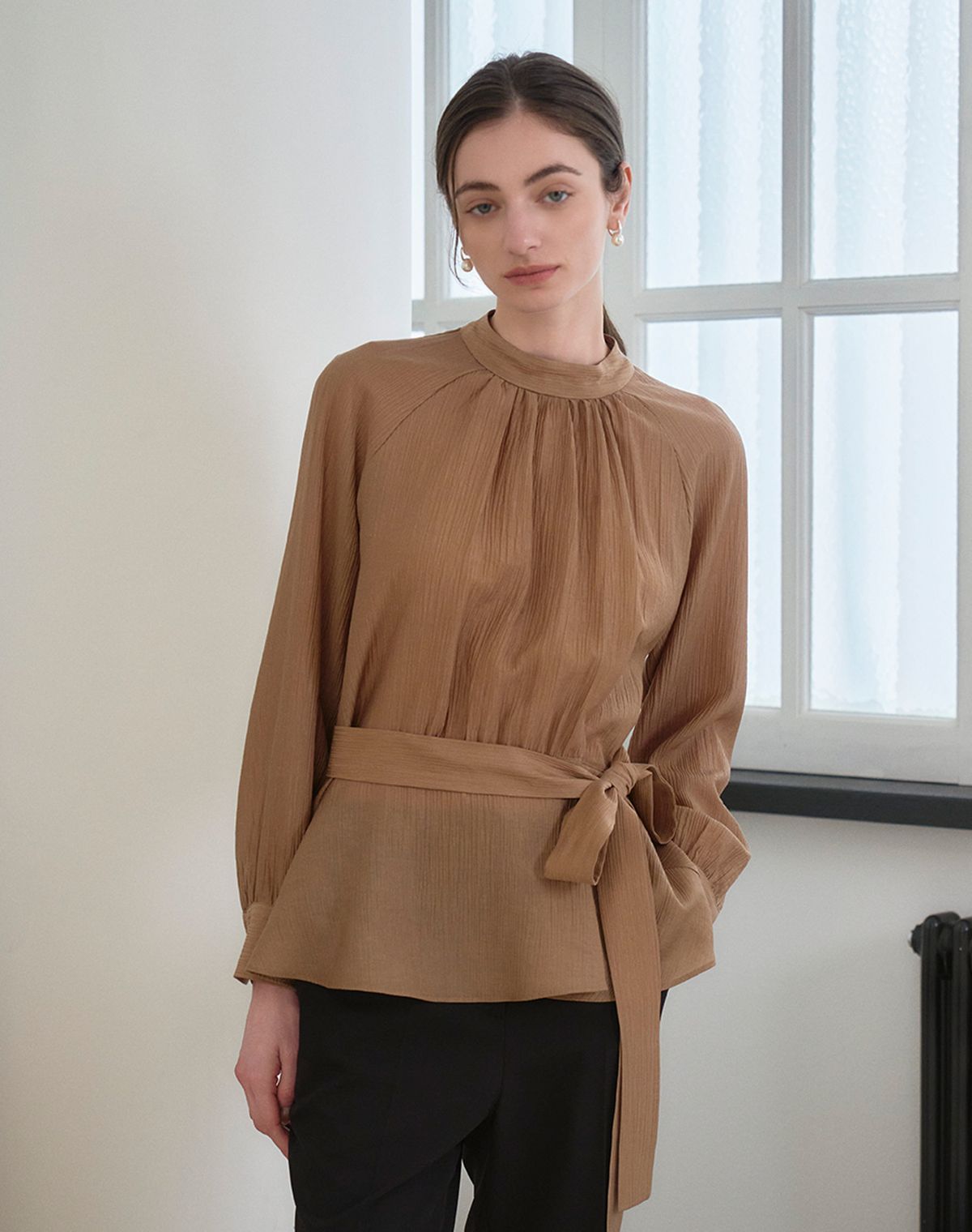 지에마르(GIEMAR) RAGLAN BLOUSE BROWN 래글런 블라우스 브라운
