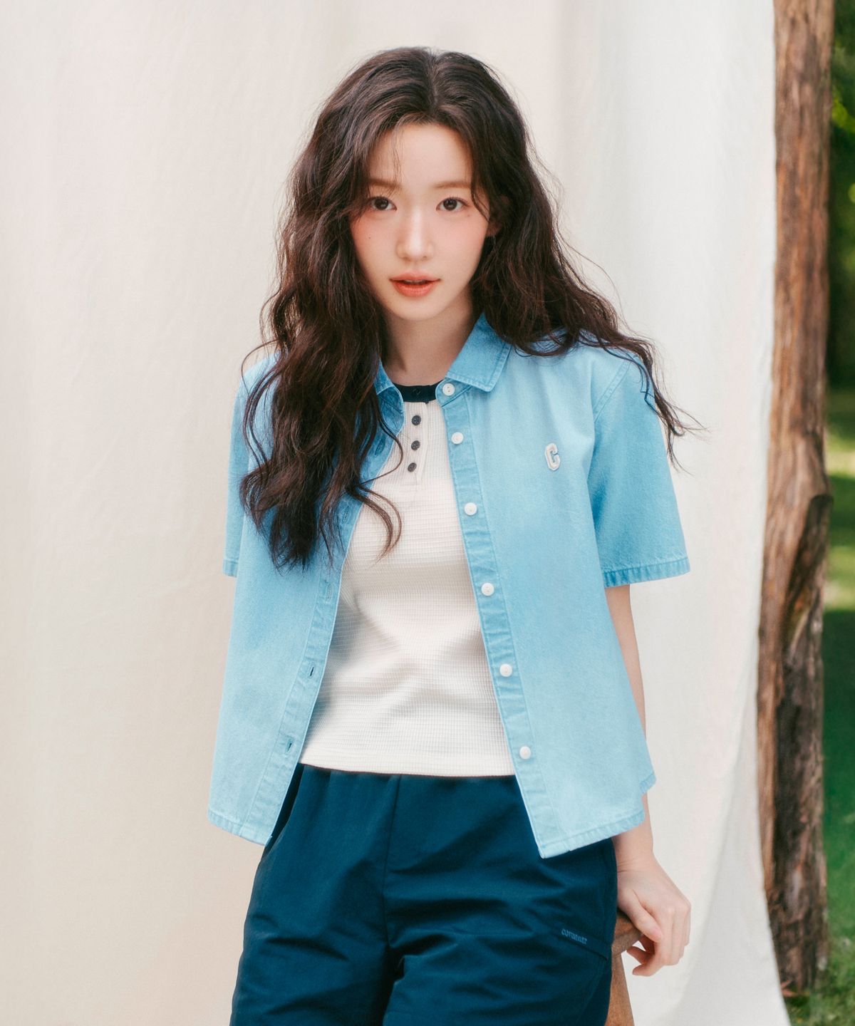 커버낫 우먼(COVERNAT WOMAN) 우먼 C로고 데님 하프 셔츠 라이트 블루