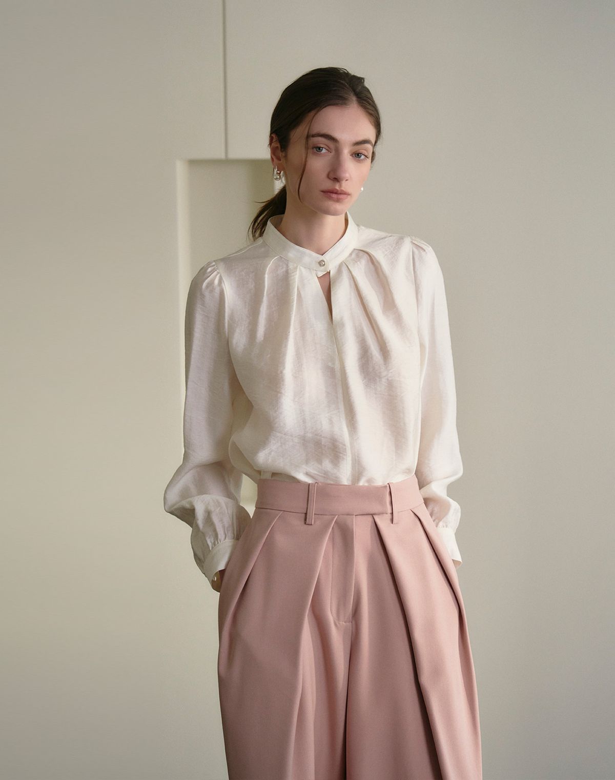 지에마르(GIEMAR) NECK BOTTON POINT BLOUSE IVORY 넥 포인트 버튼 블라우스 아이보리