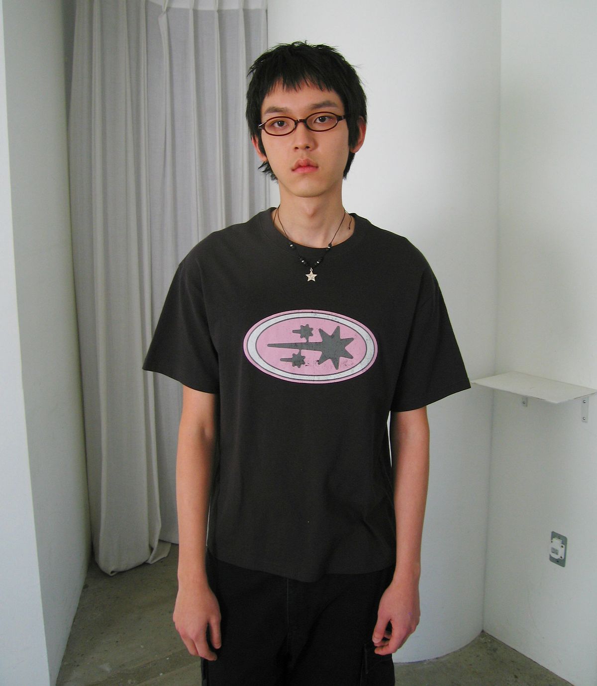 나이스고스트클럽(NICEGHOSTCLUB) OVAL 3STAR LOGO TEE_CHARCOAL(NG2GMUT513A)