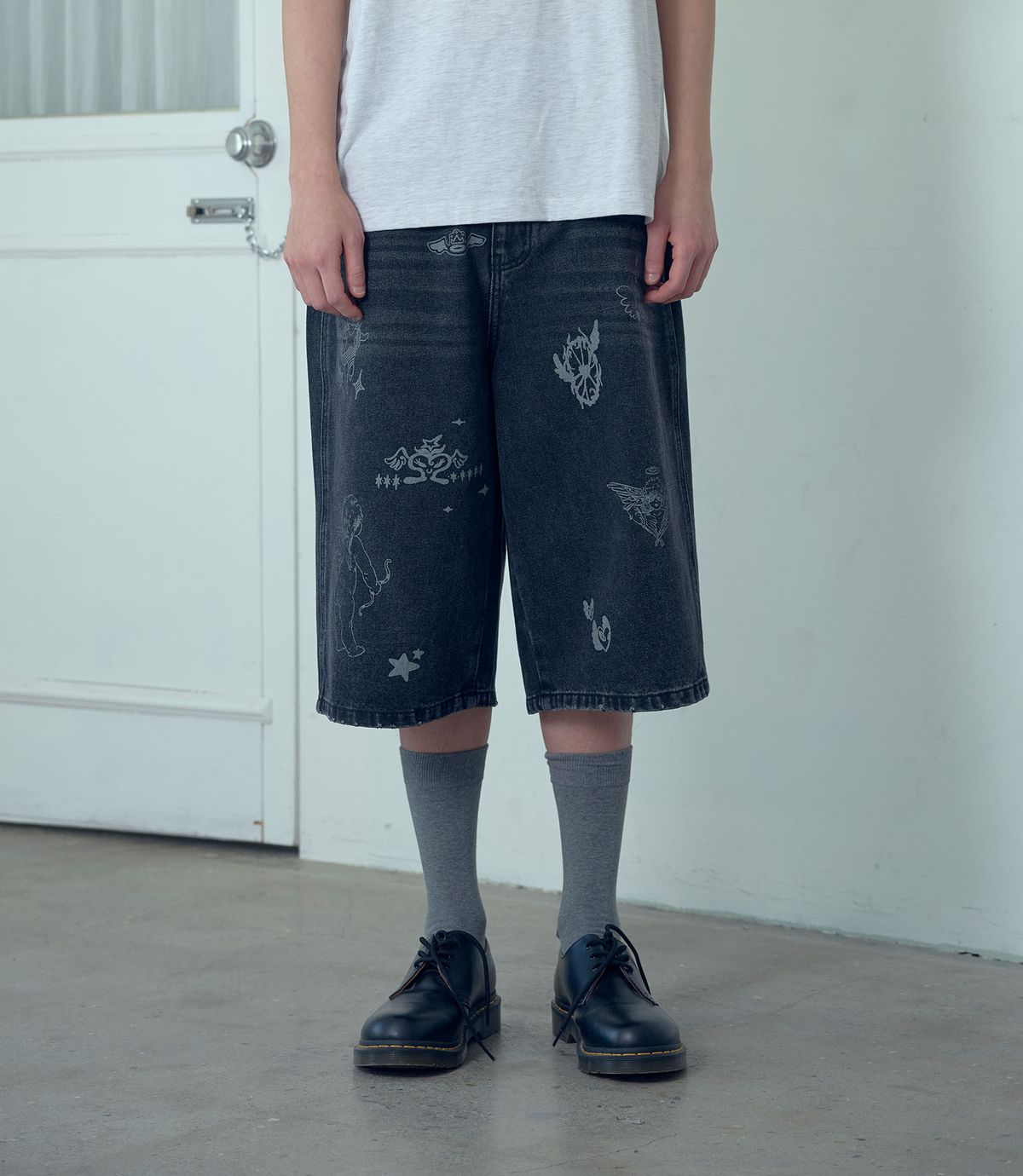 나이스고스트클럽(NICEGHOSTCLUB) BIG WIDE BERMUDA DOODLE DENIM PANTS_BLACK(NG2GMUD160A)