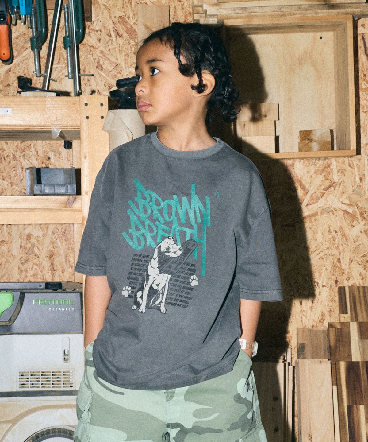 브라운브레스 키즈(BROWNBREATH KIDS) KIDS PIGMENT DELIVERY TAG TEE - CHARCOAL