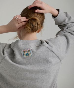 콘 브이넥 라벨링 맨투맨