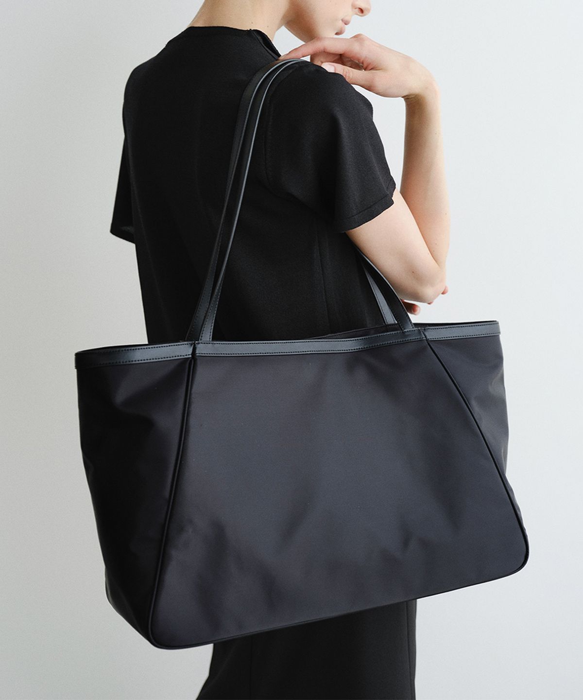 이아(EAAH) TOVI NYLON SHOPPER BAG (BLACK)