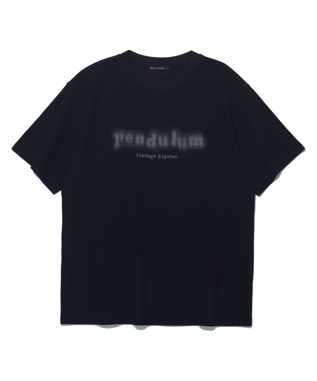 펜듈럼(PENDULUM) 와플 레터링 그래픽 반팔티 LQ2TU281_BLACK