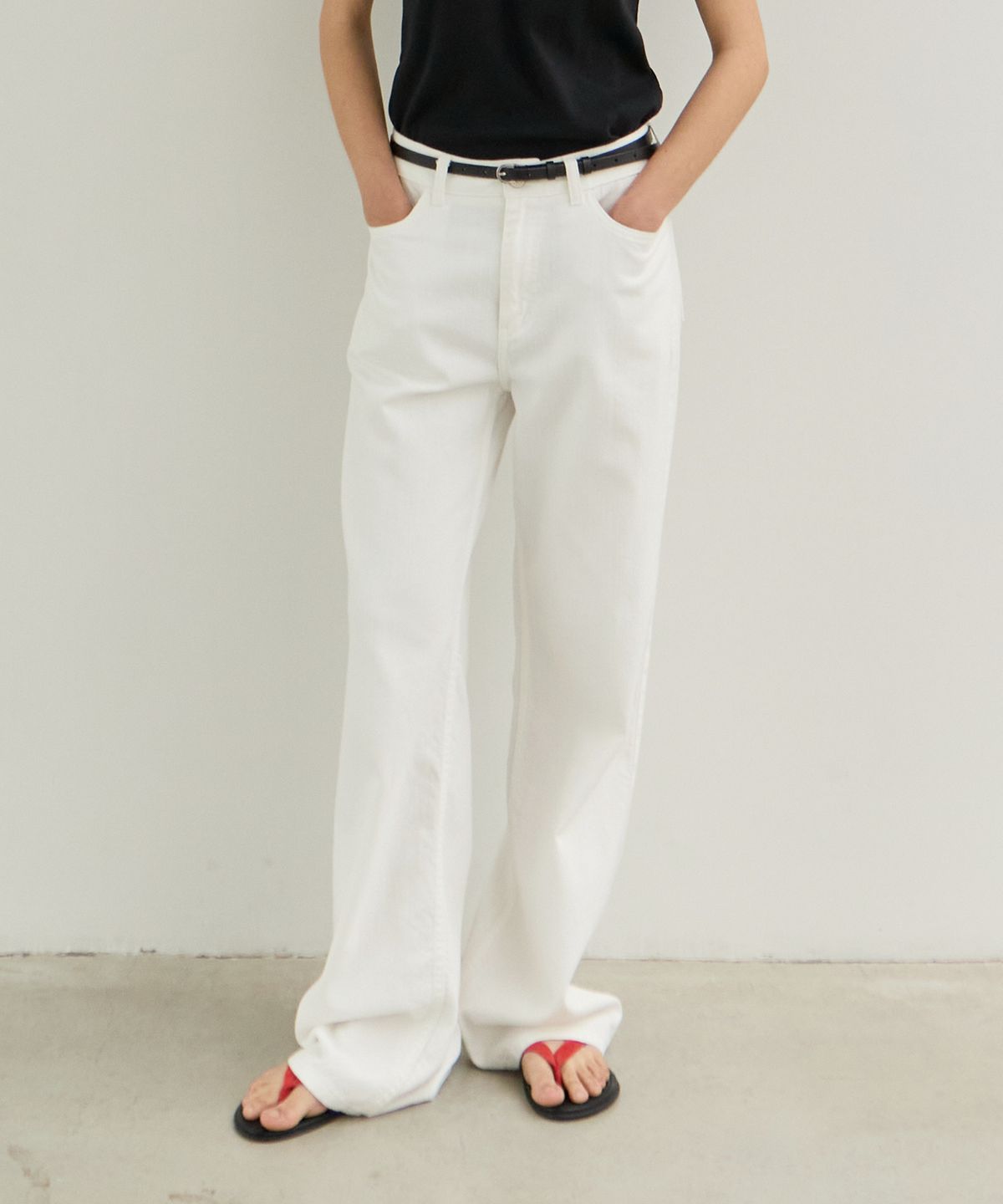 르바(LEVAR) Relaxed Light Cotton Pants - Off White