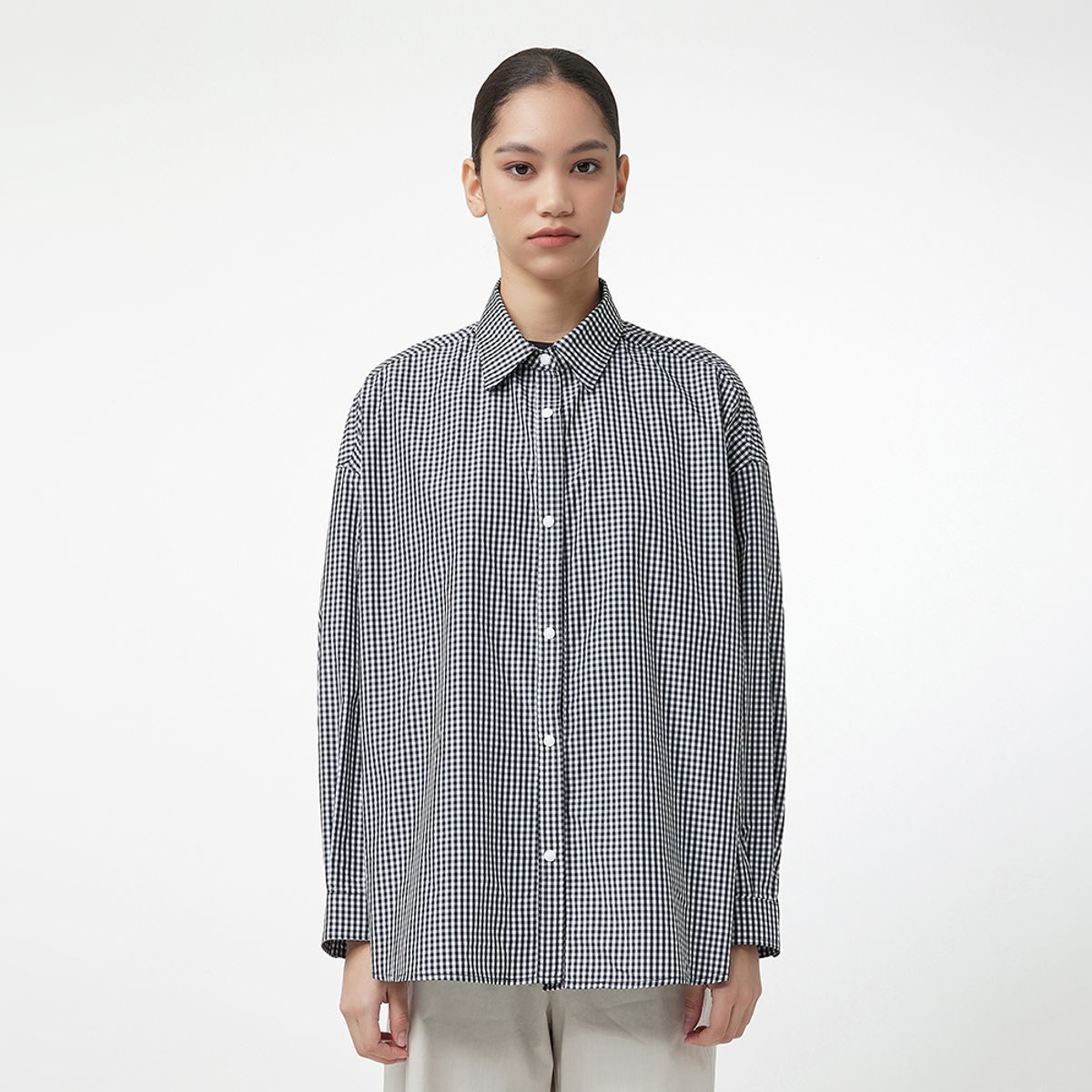 헌터(HUNTER) [WOMEN] 로고 패치 롱슬리브 셔츠 - 블랙 HEW0001ASZBLK