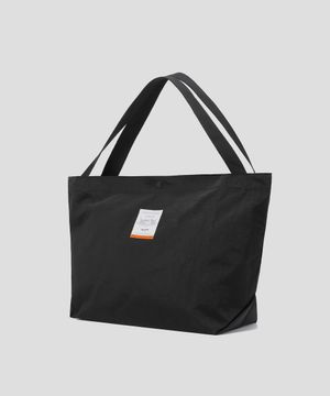 라벨 패치 포인트 쇼퍼백 (블랙)