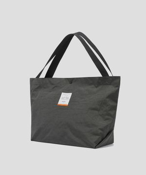 라벨 패치 포인트 쇼퍼백 (차콜)