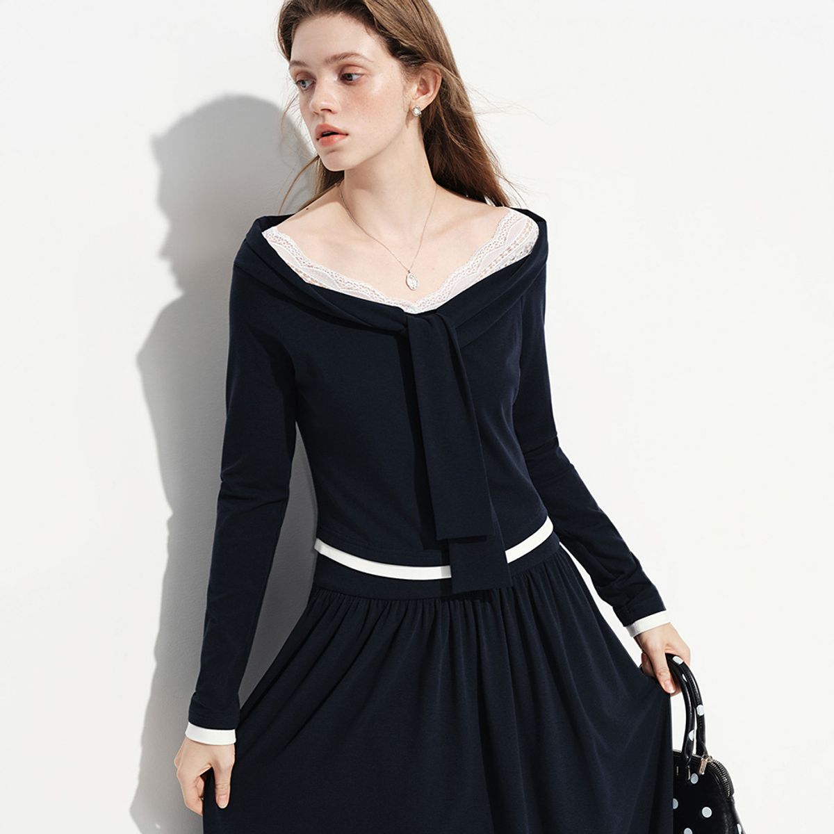 웬스데이딜라잇(WEDNESDAY DELIGHT) WD_Lace one-shoulder blouse