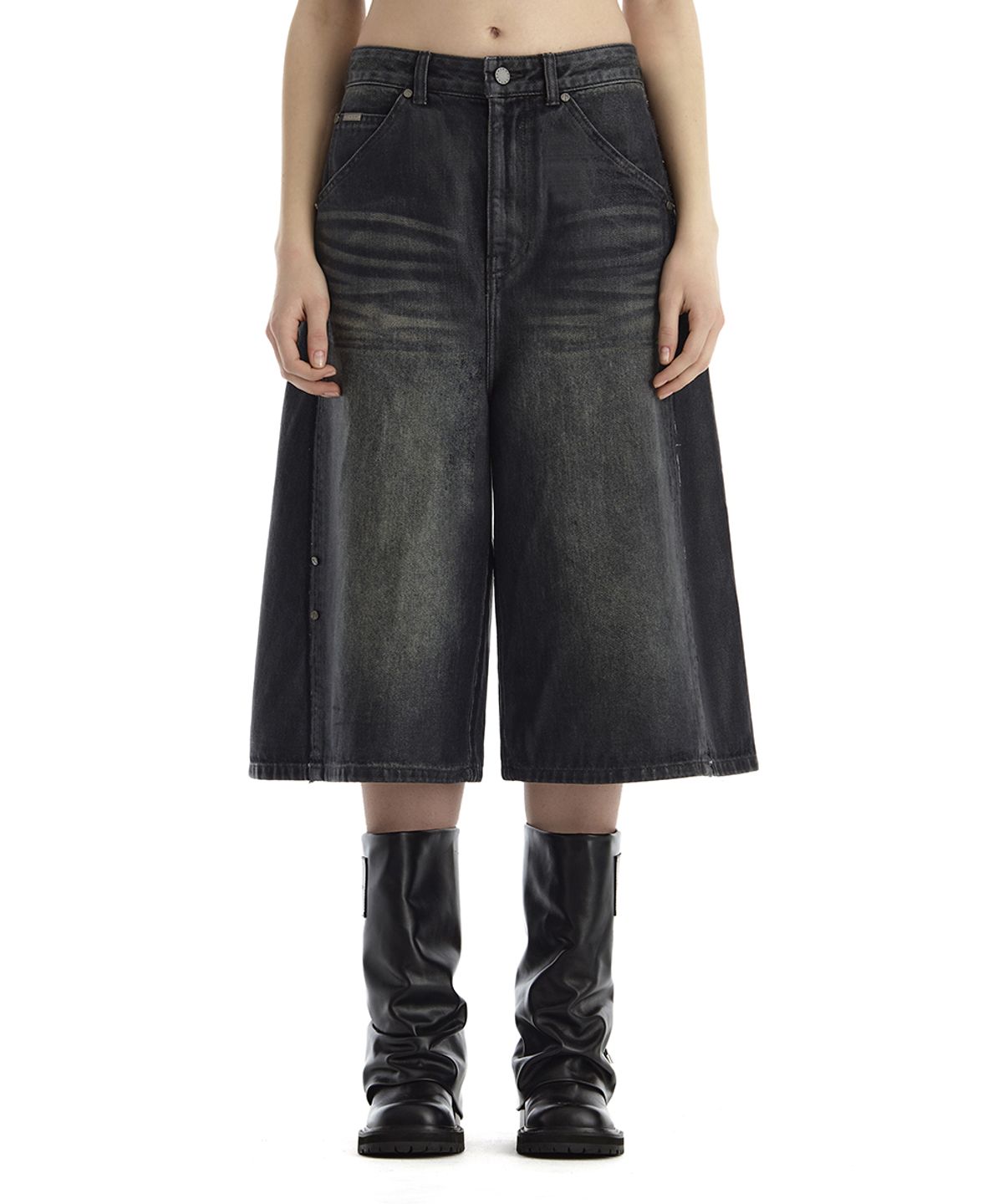 트리밍버드(TREEMINGBIRD) Rivet Coated Denim Bermuda [ Dark Navy ]