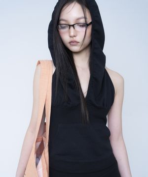 HOODED SLEEVELESS TOP - BLACK