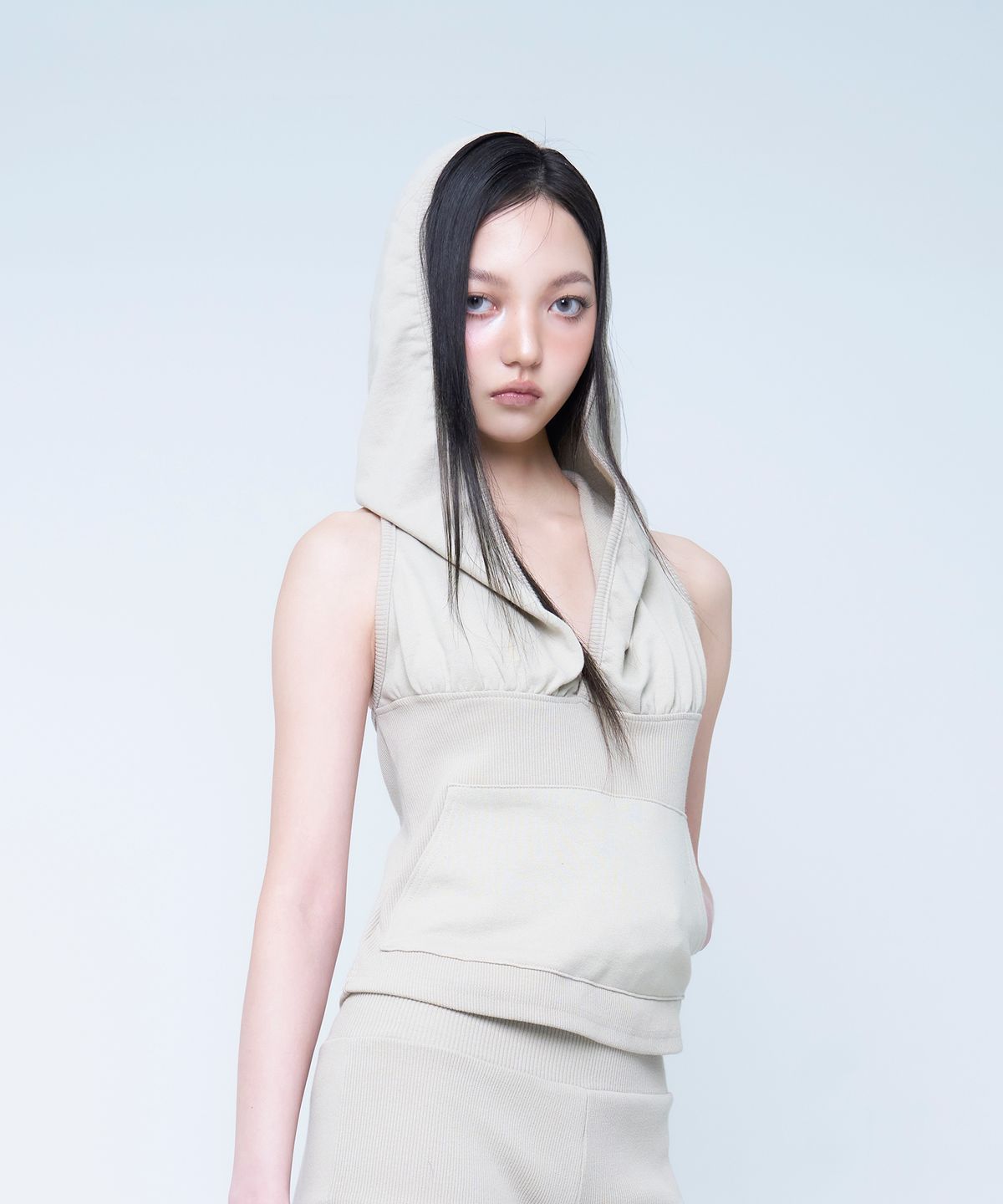뎁크(DEPC) HOODED SLEEVELESS TOP - SAND