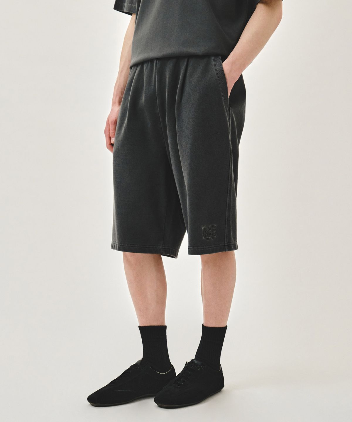 마리떼 프랑소와 저버(MARITHÉ + FRANҪOIS GIRBAUD) OUTLINE CLASSIC LOGO DYEING BERMUDA SWEAT SHORTS charcoal