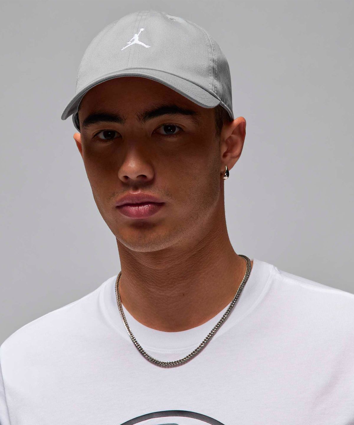 나이키(NIKE) 조던 클럽 언스트럭처 커브 빌 모자 - 라이트 스모크 그레이:화이트 / HQ1963-077