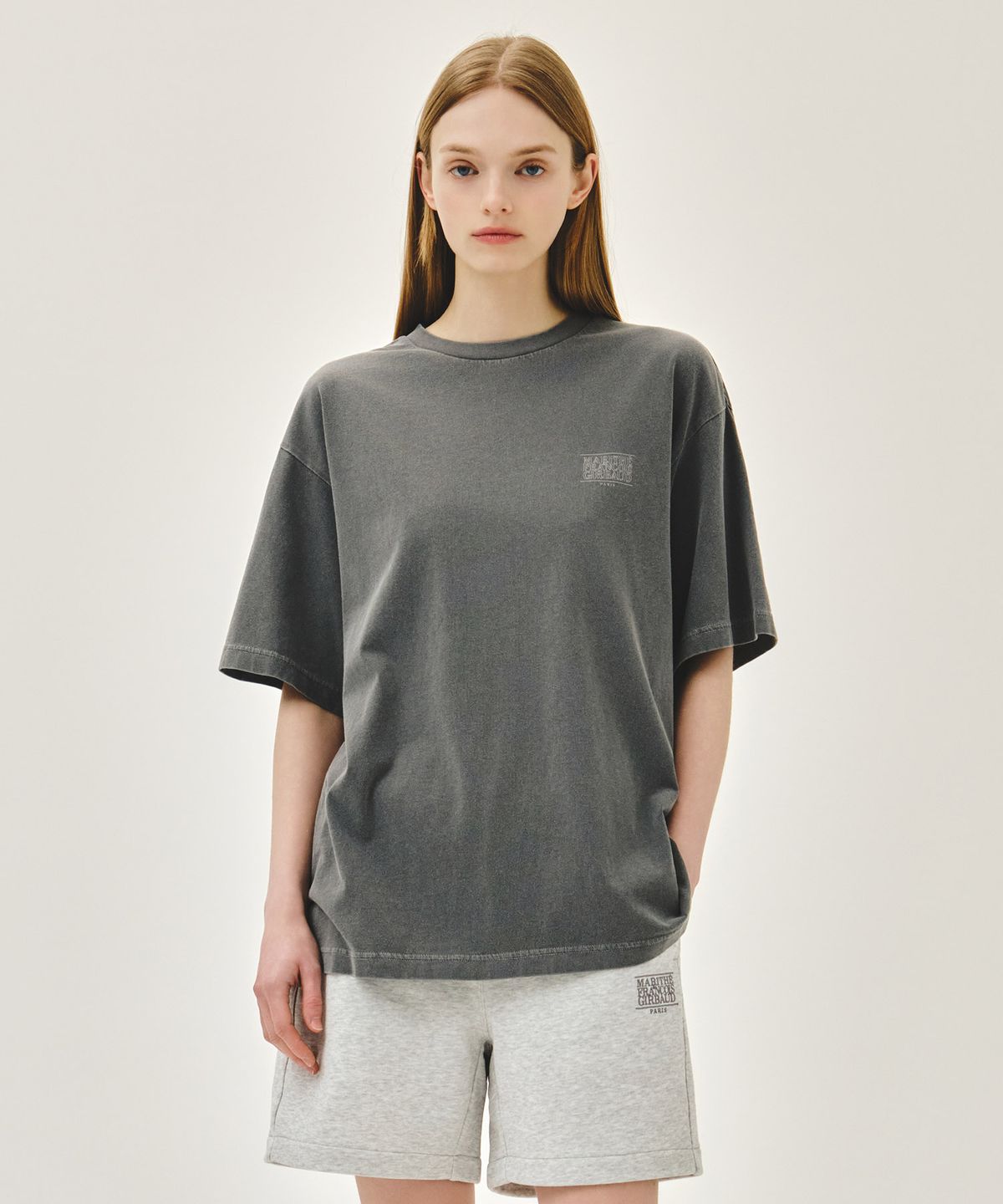 마리떼 프랑소와 저버(MARITHÉ + FRANҪOIS GIRBAUD) OUTLINE CLASSIC LOGO DYEING OVERSIZED TEE charcoal