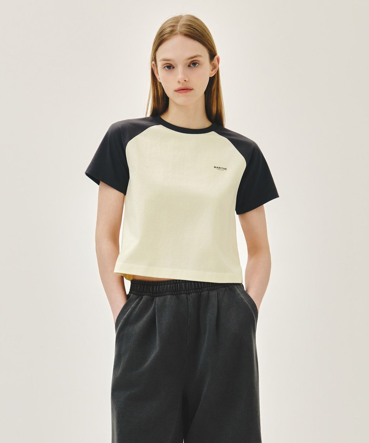 마리떼 프랑소와 저버(MARITHÉ + FRANҪOIS GIRBAUD) W SMALL REGULAR LOGO RAGLAN CROP TEE charcoal