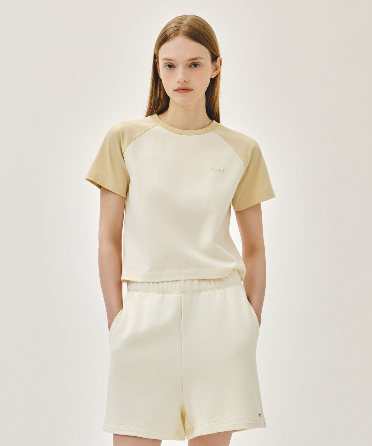 마리떼 프랑소와 저버(MARITHÉ + FRANҪOIS GIRBAUD) W SMALL REGULAR LOGO RAGLAN CROP TEE butter