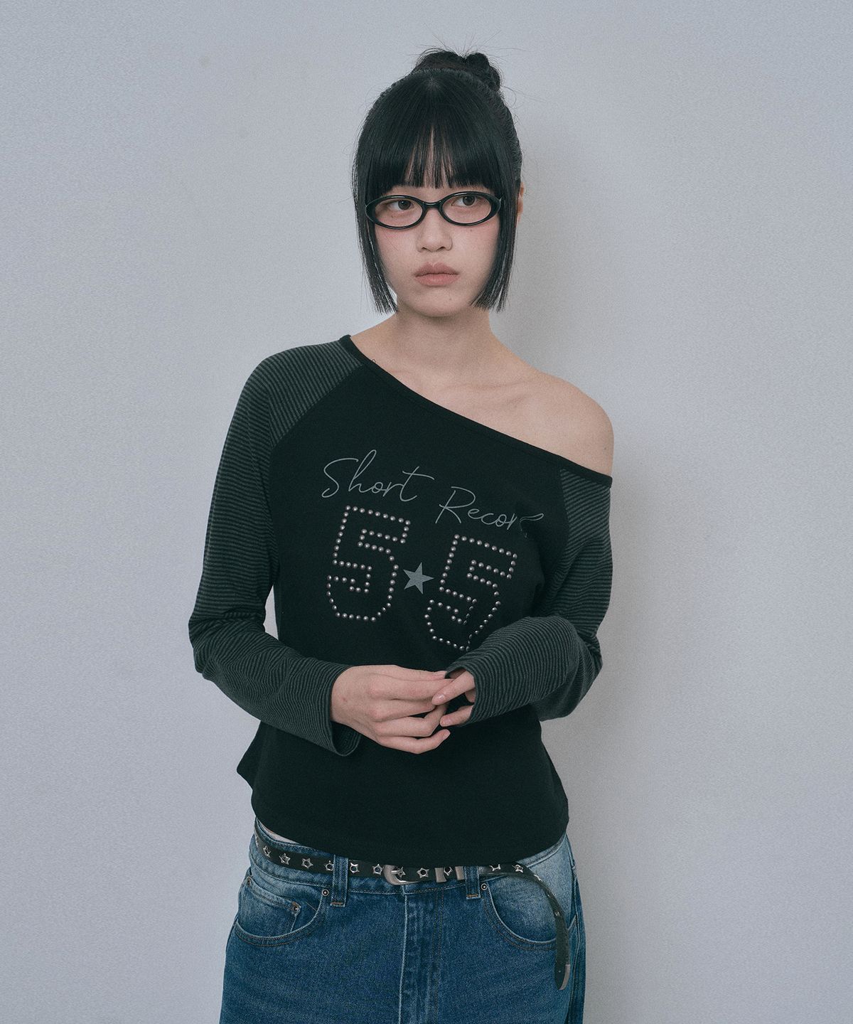 엠오오(MOO) 배색 핫픽스 원숄더 롱슬리브 - 블랙