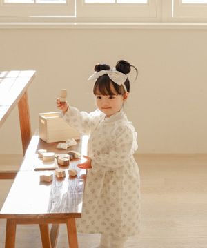 부드러운 햇살에 청순함이 느껴져요 - 아기 플라워 원피스