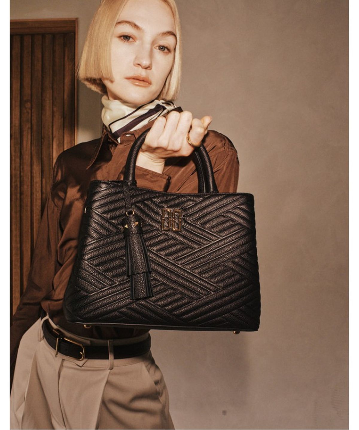 닥스 여성 액세서리(DAKS WOMENS ACCESSORIES) 블랙 칼라일 가죽 스몰 토트백_DCBA6E366BK