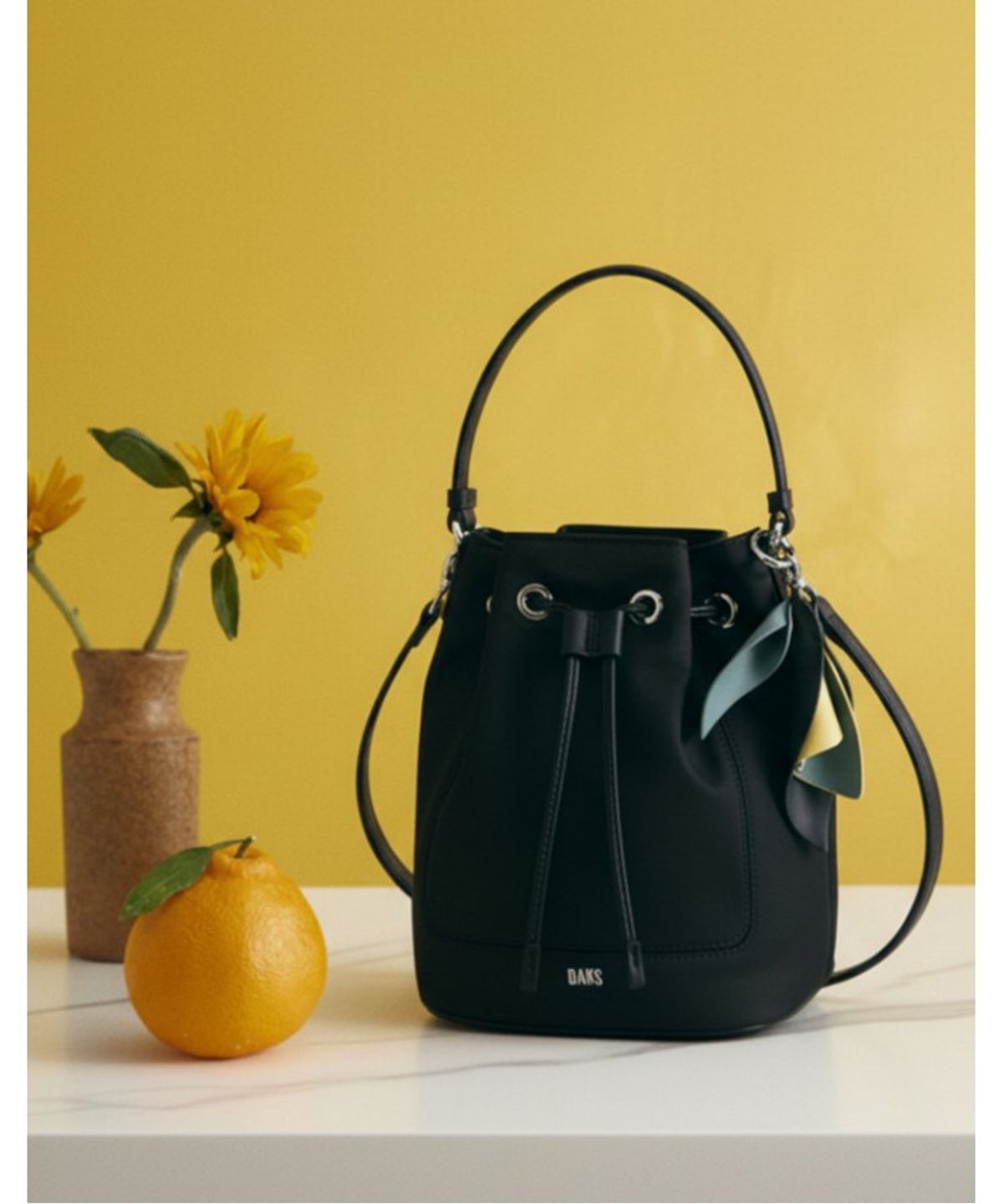닥스 여성 액세서리(DAKS WOMENS ACCESSORIES) 블랙 플라워 참장식 나일론 드로우스트링백_DCBA6E524BK