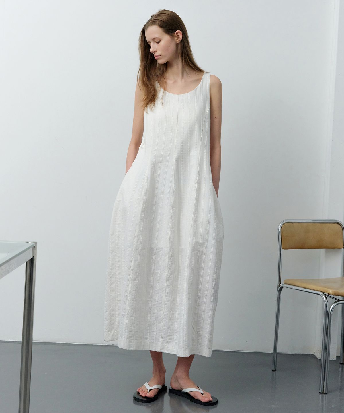 르바(LEVAR) Arc Sleeveless Dress - Off White