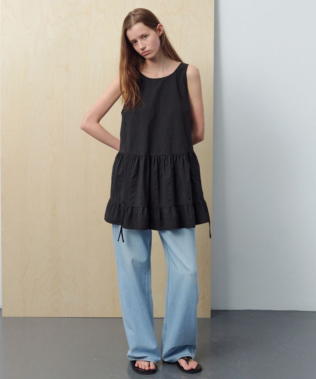 르바(LEVAR) Low Tiered Sleeveless Dress - Black