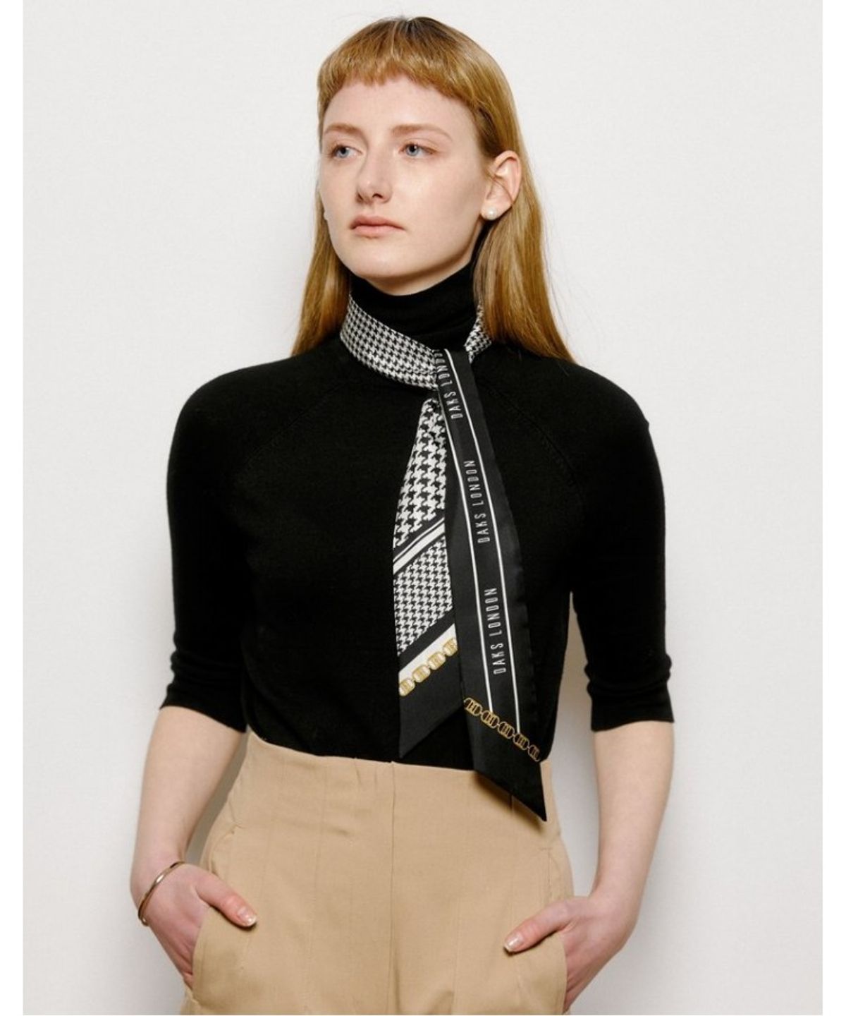 닥스 여성 액세서리(DAKS WOMENS ACCESSORIES) 블랙 뉴체크 패턴 쁘띠 실크스카프_DCSC6E965BK