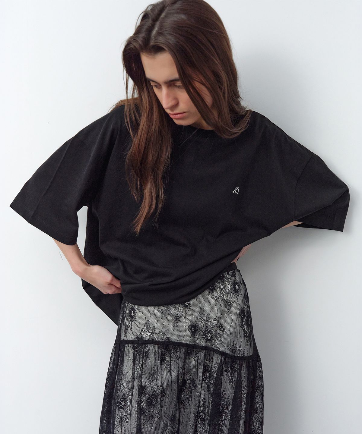 르바(LEVAR) Laid-Back Logo T-shirt - Black