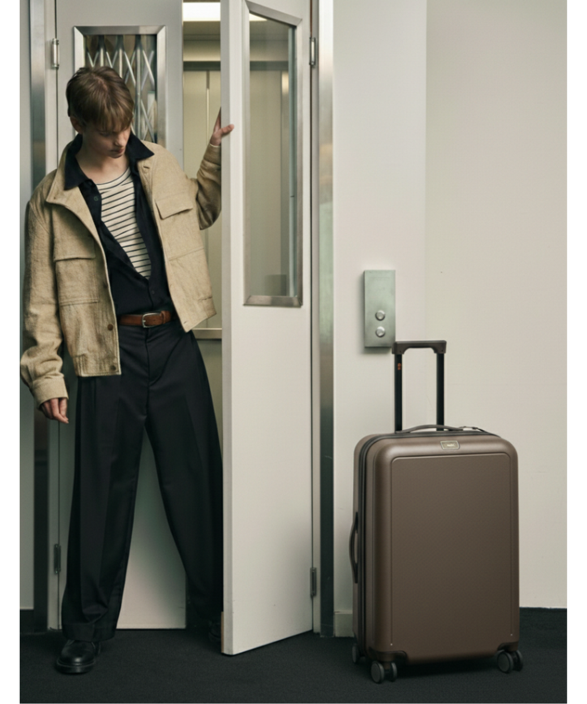 닥스 남성 액세서리(DAKS MEN'S ACCESSORIES) 그레이쉬카키 단색 폴리카보네이트 하드캐리어_DBBA6E510K5