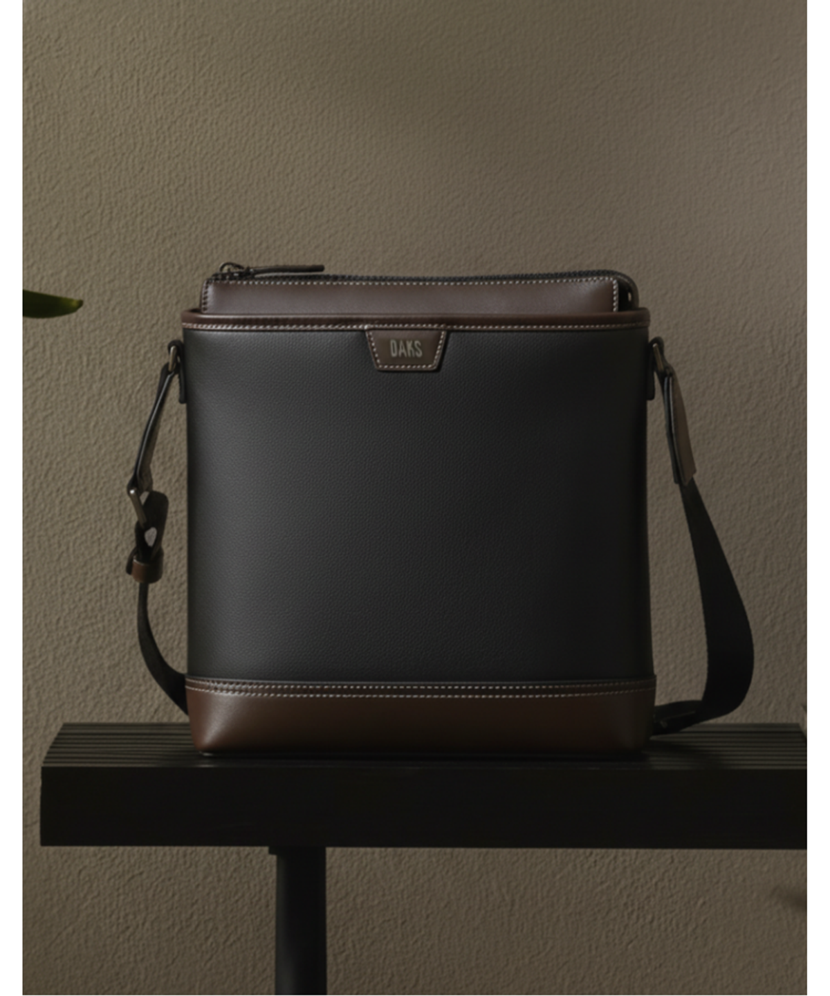 닥스 남성 액세서리(DAKS MEN'S ACCESSORIES) 블랙 로고장식 소가죽 크로스백_DBBA6E042BK