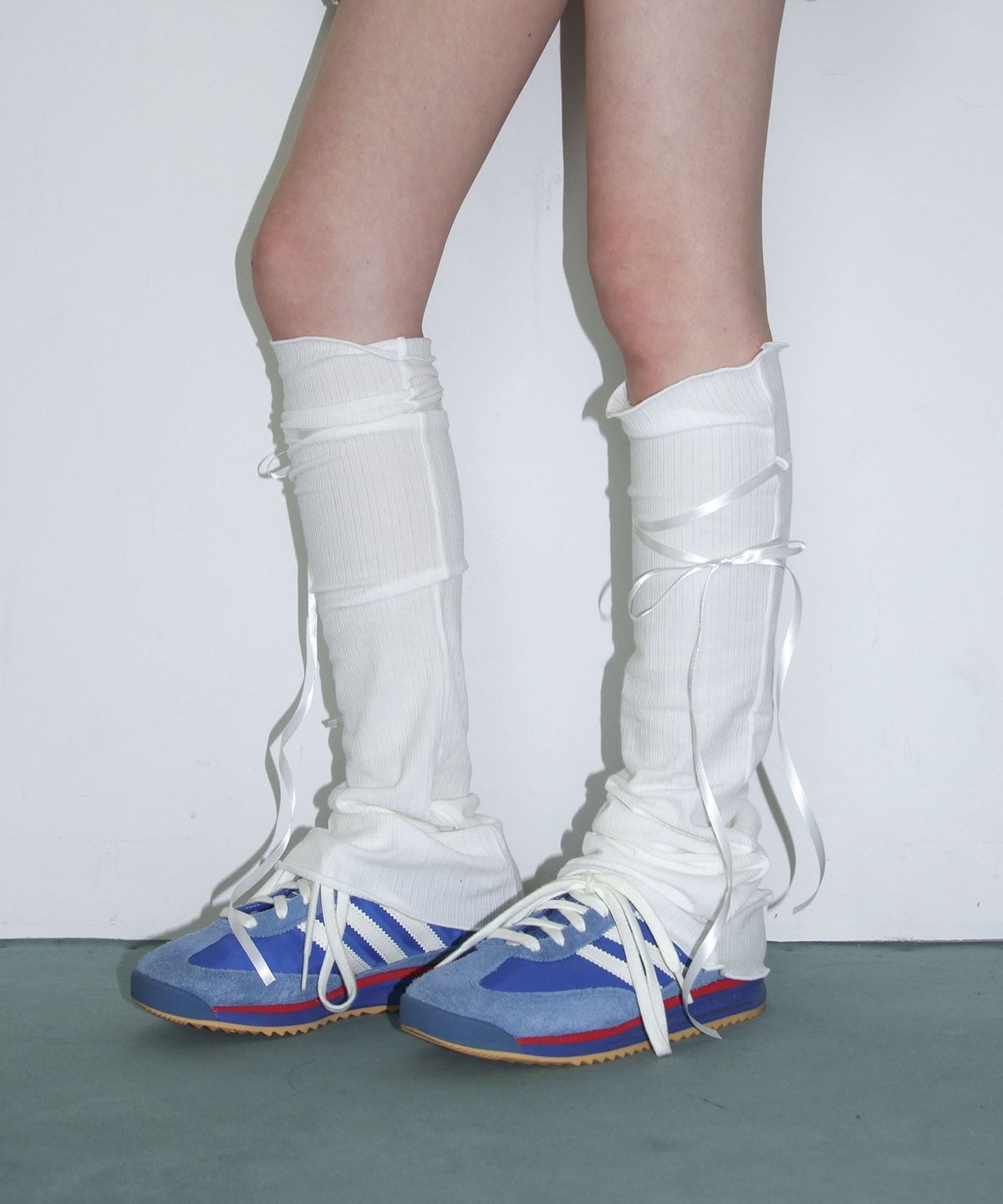 체리퀴리(CHERRYQUIRI) ribbon tie leg warmer - ivory